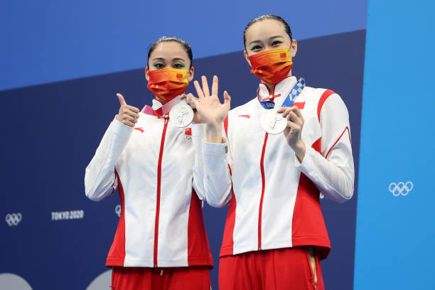 东京奥运会：加拿大新星麦克尼尔爆冷夺得女子100米蝶泳冠军
